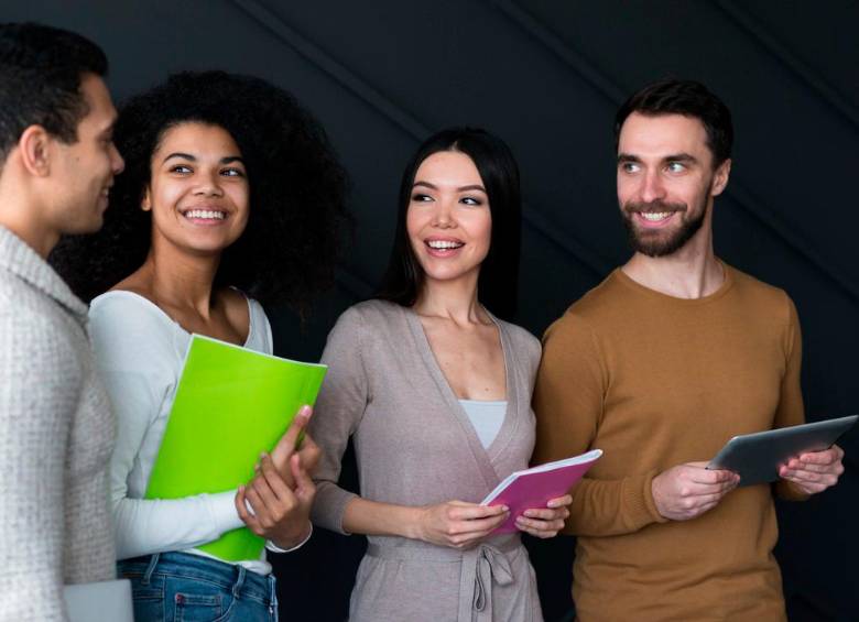 Las becas buscan cerrar la brecha de talento tecnológico en Medellín y promover más participación femenina en STEM. FOTO: GETTY