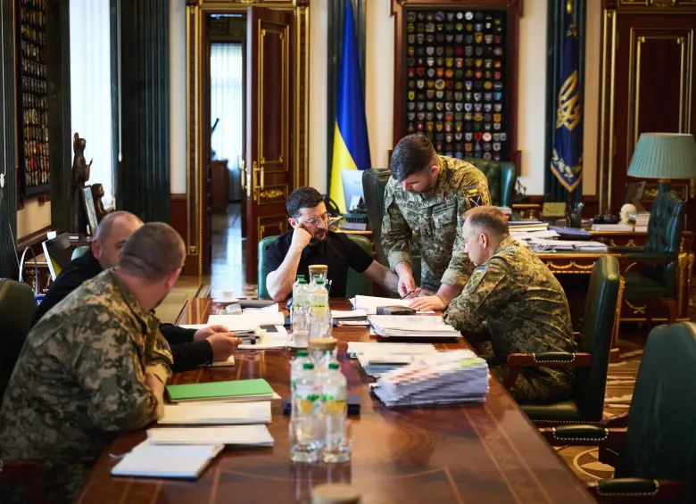Volodímir Zelenski y mandos militares en Ucrania / Foto: X @ZelenskyyUa