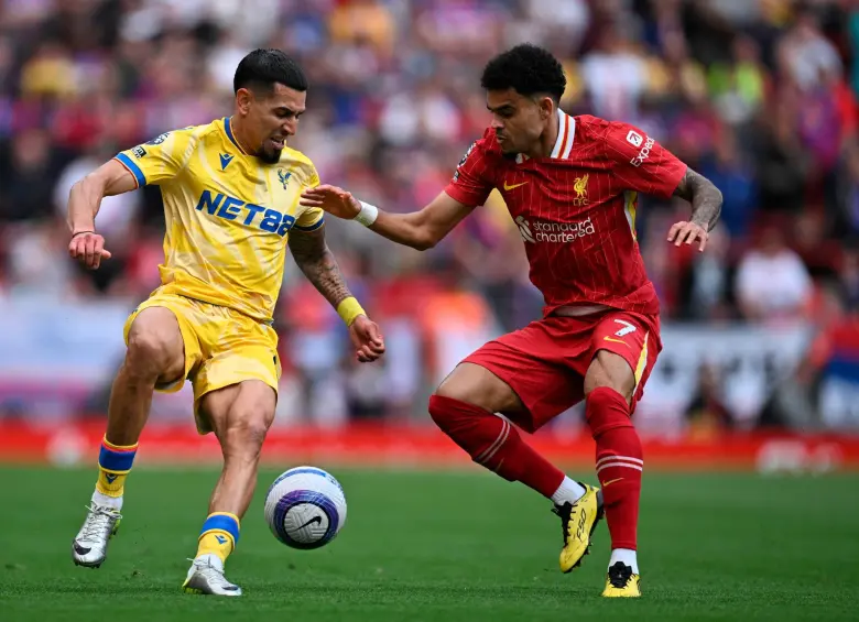 Daniel Muñoz y Luis Díaz podrían ser compañeros en Liverpool en la próxima temporada, de acuerdo con lo que especula la prensa inglesa. FOTO: GETTY
