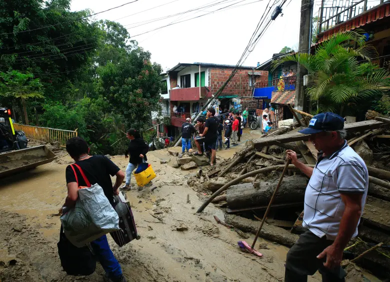 Los habitantes de la vereda Olivares, en Itagüí, luchaban por remover los escombros y el lodo que llenaron sus calles desde la madrugada de este lunes. FOTO: Camilo Suárez