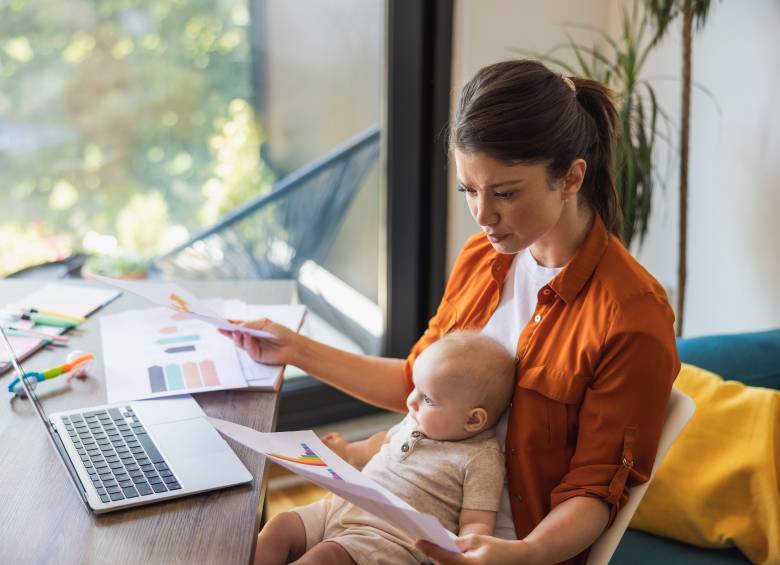Las mujeres destinan el 65% de sus horas al cuidado y tareas domésticas sin pago, y el 35% restante a sus trabajos formales. Foto: Depositphotos