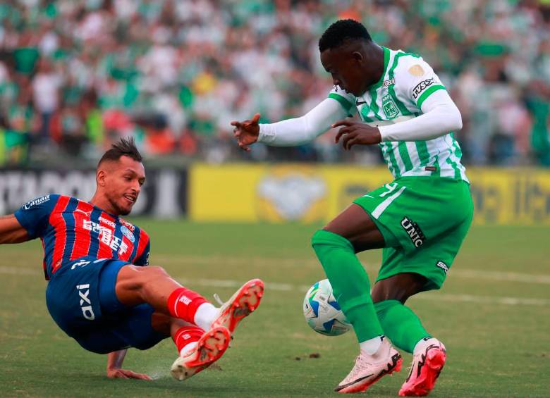 En la acción aparece Kevin Viveros, a quien le anularon un gol. FOTO MANUEL SALDARRIAGA