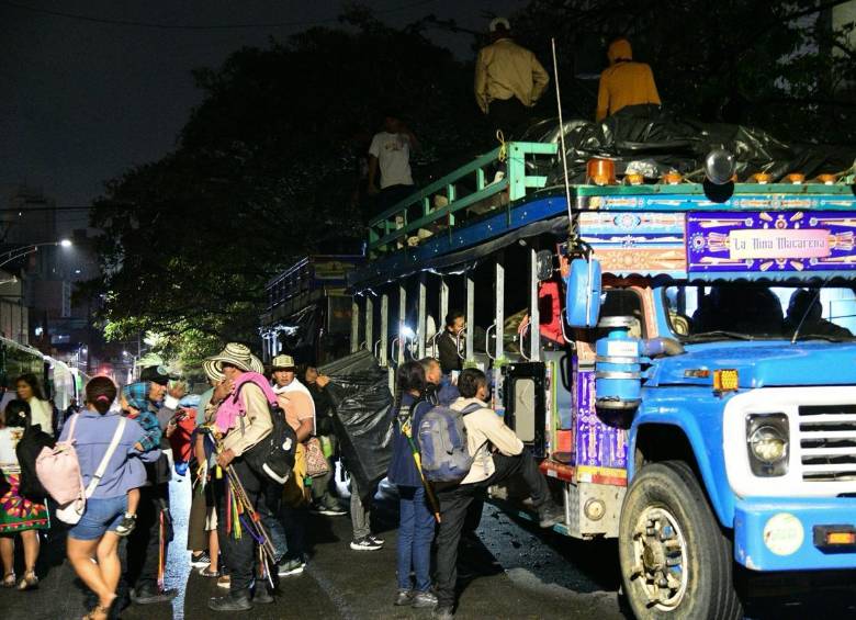 Así se comenzó a desarrollar el retorno de los indígenas a sus territorios en buses escalera. FOTO: CORTESÍA