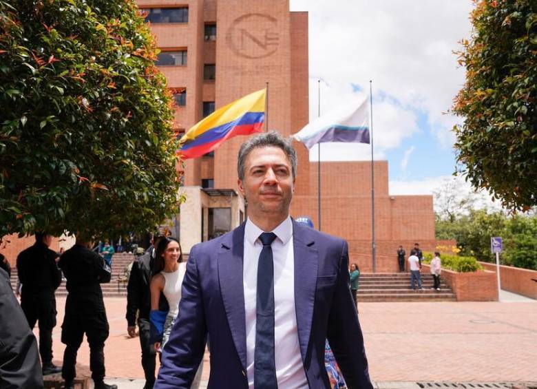Daniel Quintero saliendo de la sede del Consejo Nacional Electoral. FOTO: COLPRENSA