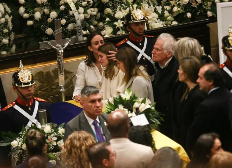 La familia de Miguel Uribe acompaña sus restos en Cámara Ardiente en el Congreso. FOTO: COLPRENSA