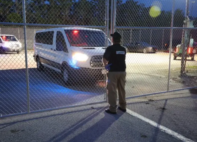 En la madrugada del viernes habrían llegado los primeros detenidos a Alcatraz de los caimanes, un centro de detención construido en ocho días en un humedal de Florida. Foto: @FLSERT