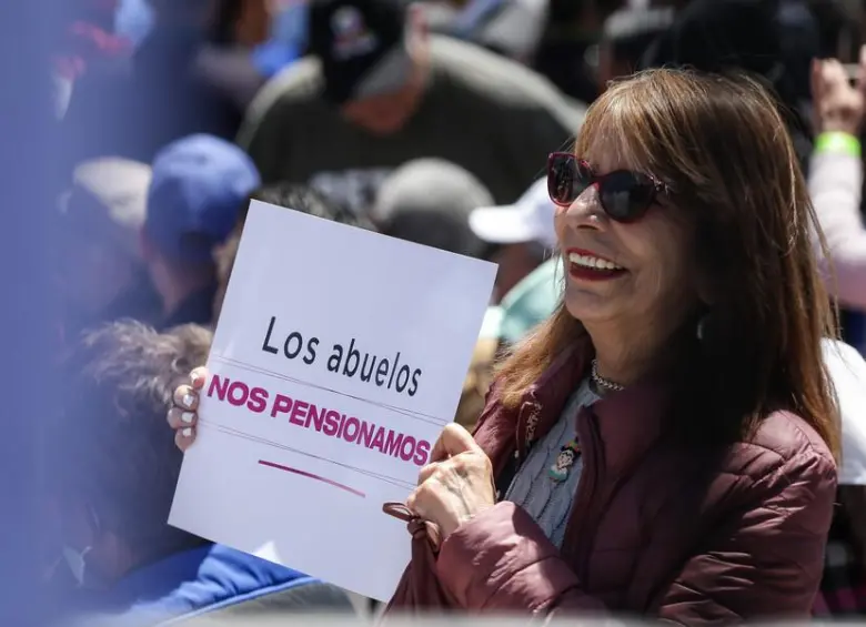 La reforma pensional cambia el modelo de pensión de millones de colombianos. Colpensiones será la única entidad que pague la pensión, combinando los aportes públicos y privados. FOTO: Colprensa.