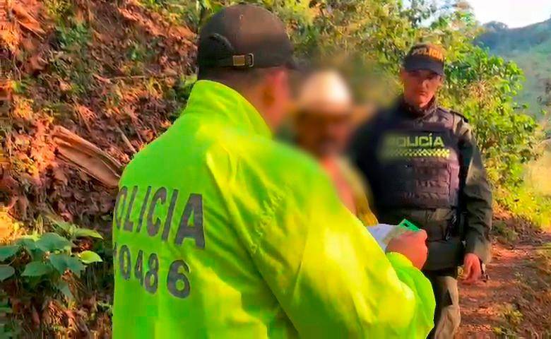 Este es el momento de la captura de Nando, de 52 años, dentro de una finca cafetera del municipio de Salgar. FOTO: Cortesía Policía Antioquia