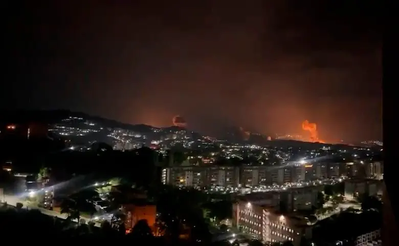 En redes sociales han circulado imágenes del bombardeo sobre Caracas cuando las fuerzas militares de los Estados Unidos capturaron Nicolás Maduro. Foto: Cortesía Redes sociales.