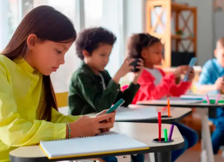 Las grandes compañías de internet tendrán que eliminar las cuentas de usuarios australianos menores de 16 años o enfrentarán multas de hasta 33 millones de dólares. FOTO: Getty