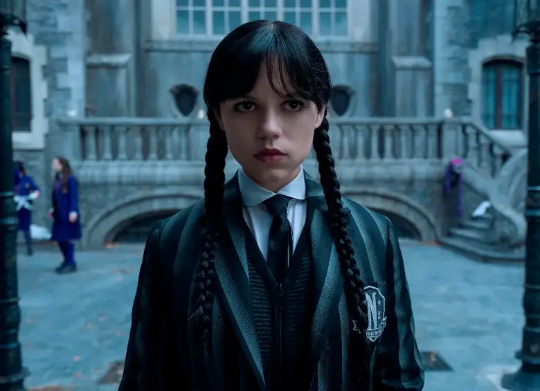 Jenna Ortega retoma el papel de Merlina Addams, aportando ingenio y carisma a uno de los personajes más icónicos de la cultura pop. FOTO cortesía Netflix