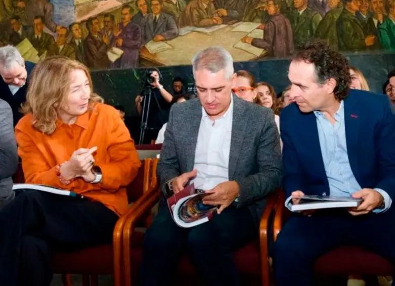 La directora de EL COLOMBIANO, Luz María Sierra, junto al gobernador de Antioquia, Andrés Julián Rendón, y el alcalde de Medellín, Federico Gutiérrez. FOTO: Tomada de X @FicoGutierrez