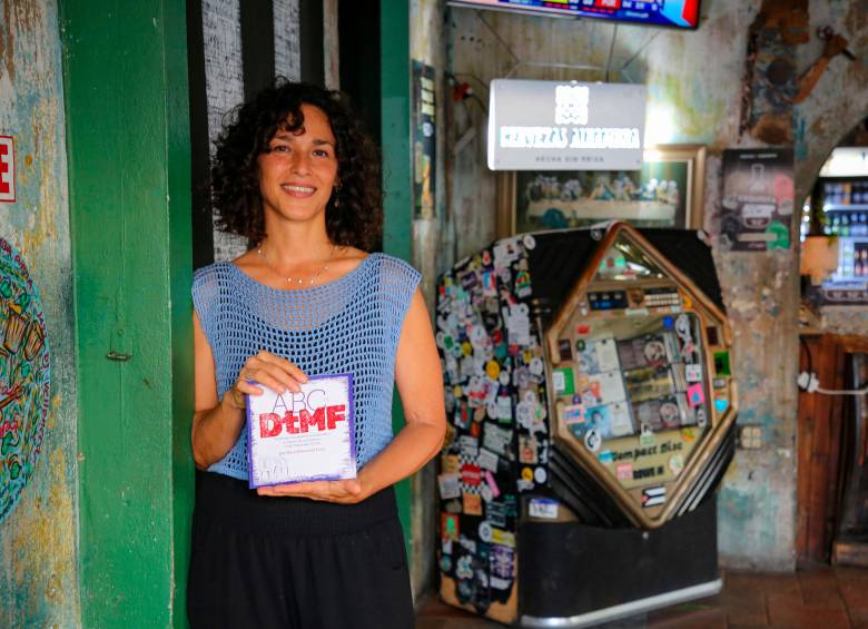 La autora del diccionario, Maia Sherwood Droz, es lexicógrafa, editora y consultora lingüística y miembro numerario de la Academia Puertorriqueña de la Lengua Española. Foto cortesía. 