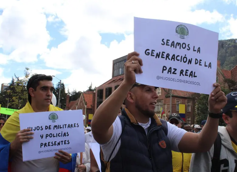 Varios colectivos se sumaron a la movilización que exigieron respeto por la paz y la democracia. Foto: Loren Buitrago