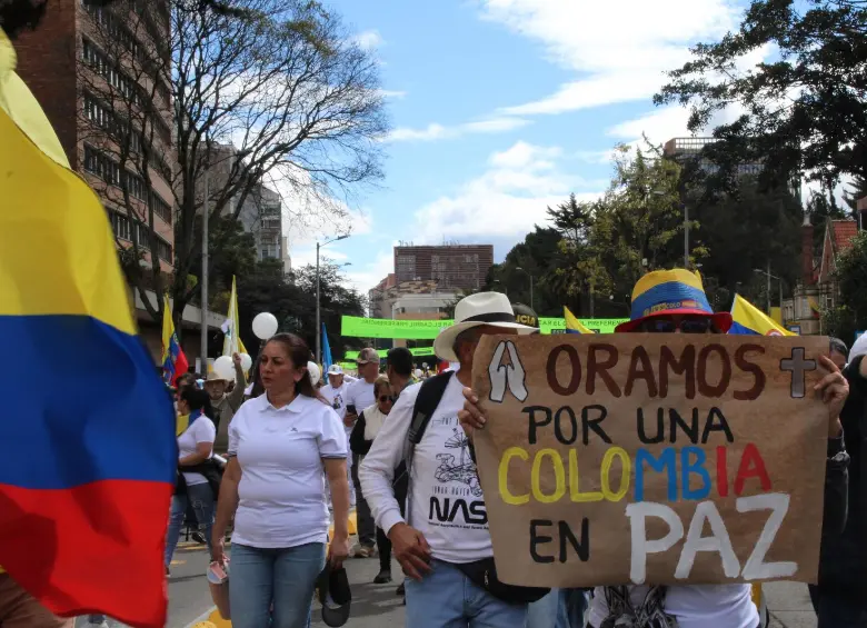En las marchas también se vivieron momentos de recogimiento y oración por la salud del senador, que se encuentra en estado crítico en la Clínica Santa Fe de Bogotá. Foto: Loren Buitrago