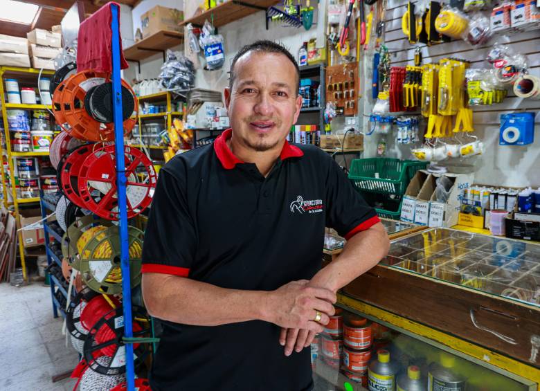 La ferretería genera hoy ocho empleos directos y atiende tanto el casco urbano como las veredas de San José de la Montaña. FOTO Manuel Saldarriaga. 
