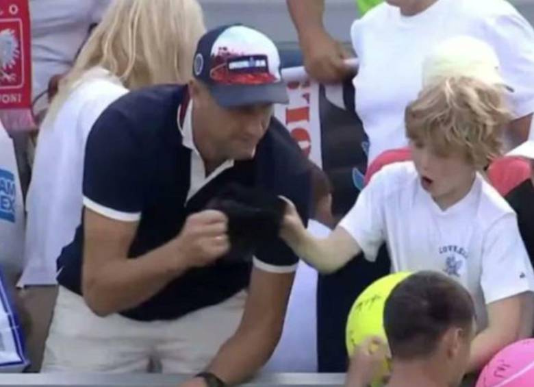 El tenista Kamil Majchrzak le regaló su gorra a un niño luego de un partido del US Open, sin embargo, no se percató de que esta fue tomada por otra persona. Foto: Captura de video redes sociales 