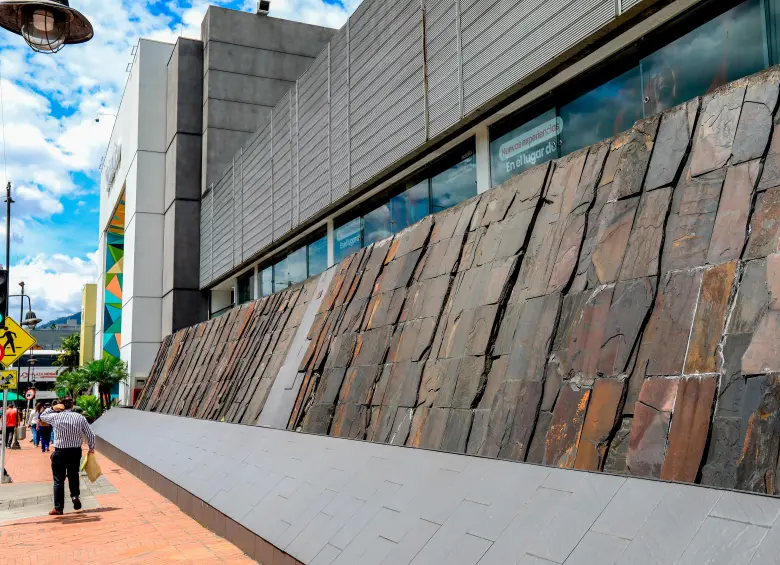 Esta obra está ubicada en la fachada del Centro Comercial Unicentro. FOTO Esneyder Gutiérrez