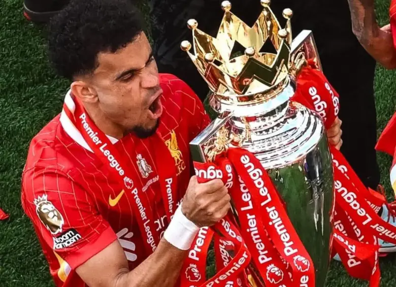 Luis Díaz celebrando el título de a Premier League con Liverpool. FOTO: REDES SOCIALES LUIS DÍAZ