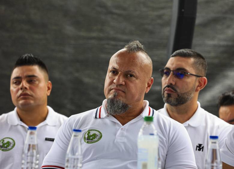 Freyner Alfonso Ramírez García, alias Carlos Pesebre, durante un evento en 2023 en el marco de los diálogos de paz entre las estructuras armadas del Valle de Aburrá y el Gobierno Nacional. Foto: Manuel Saldarriaga