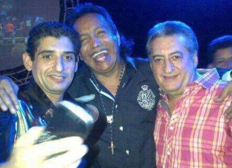 Jorge Luis Oñate Zuleta (izquierda en la foto) ya ha sido detenido en ocasiones anteriores por escándalos similares. FOTO: Tomada de redes sociales 