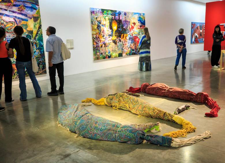 En la instalación Corpos vulneráveis em tempos de crise, el artista brasileño Ueliton Santana dispone redes de pesca como sudarios que aluden a la fragilidad de los cuerpos ausentes. FOTO camilo suárez