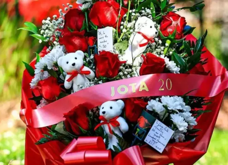 Un ramo de flores en honor a Diogo Jota. FOTO: REDES SOCIALES @SkySportsPL