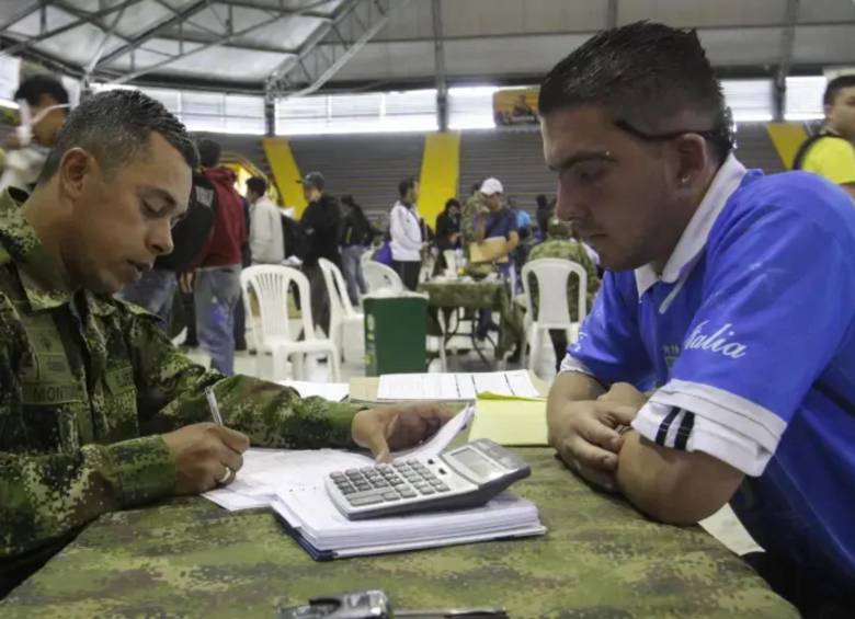 Para quienes cumplieron con el servicio militar obligatorio, la solución a ese déficit de semanas podría estar en el certificado de licenciamiento. FOTO: El Colombiano