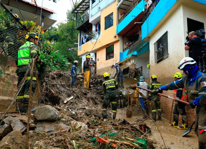 Adelante, las fuertes lluvias que se extendieron hasta la madrugada de este lunes. Atrás, uno de los sectores de Itagüí inundado por las precipitaciones. FOTO: Cortesía.
