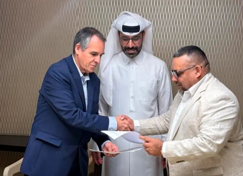 El primer ciclo de diálogos en Catar estuvo liderado por Álvaro Jiménez (izquierda) en representación del Gobierno y Luis Armando Pérez (derecha) por el Clan del Golfo, con el acompañamiento del canciller catarí Mohammed bin Abdulaziz. FOTO: CORTESÍA