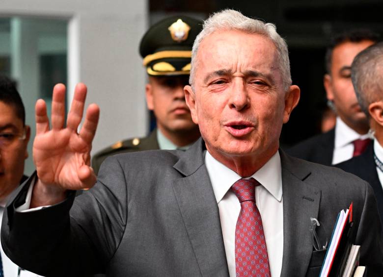 El expresidente Uribe quedó en libertad por decisión judicial. FOTO: AFP