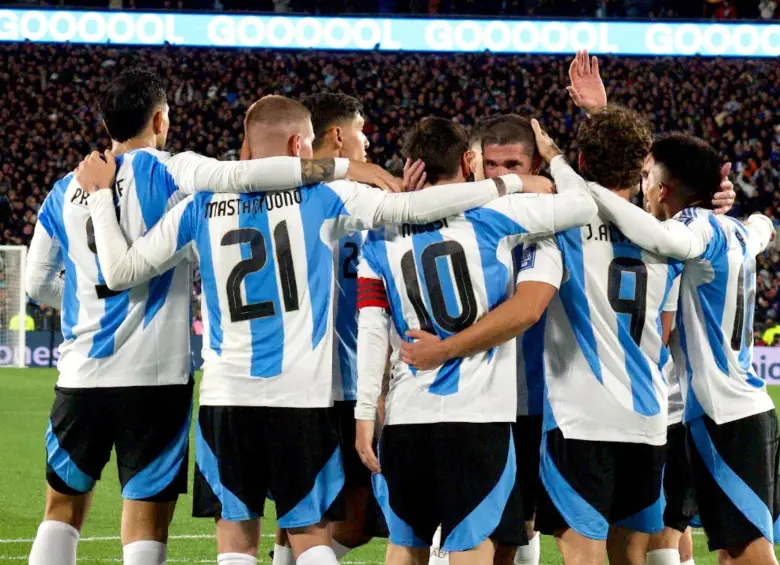 Messi celebrando uno de sus goles con sus compañeros. FOTO: Redes sociales Argentina