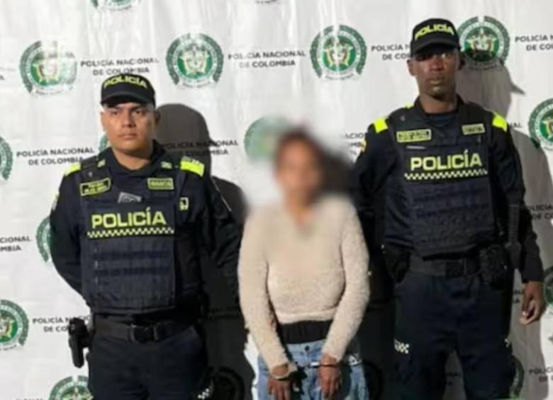 Después del rescate, la mujer fue capturada por la policía. FOTO: Policía Metropolitana de Bogotá Después del rescate, la mujer fue capturada por la policía. FOTO: Policía Metropolitana de Bogotá