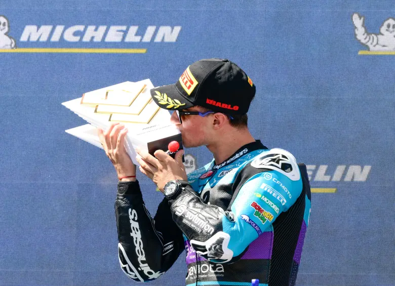Así celebró David Alonso su primer triunfo en la categoría Moto2. Fotos: GETTY
