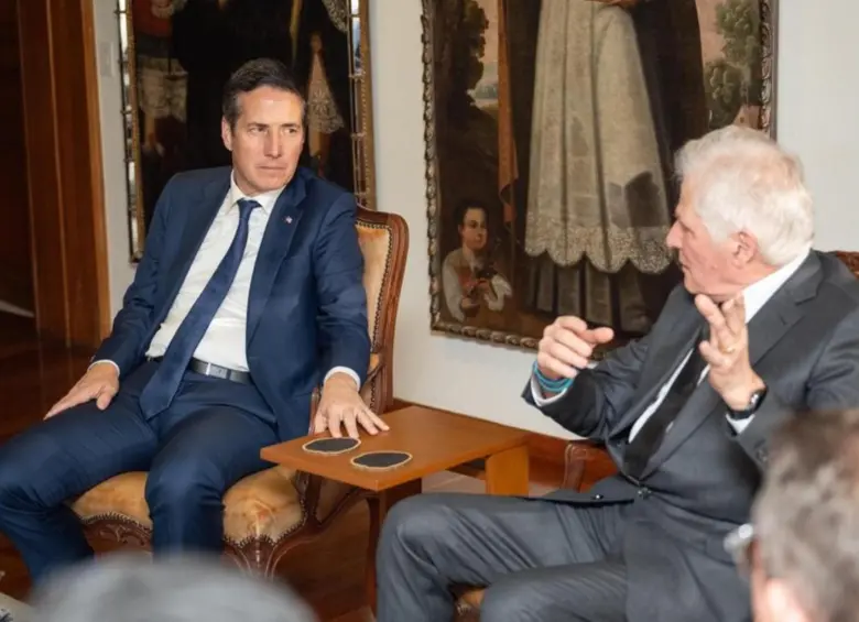 En las diferentes imágenes se ve a Londoño y Moreno conversando mientras estaban acompañados de otras personas en el lugar de la reunión. FOTO: Colprensa