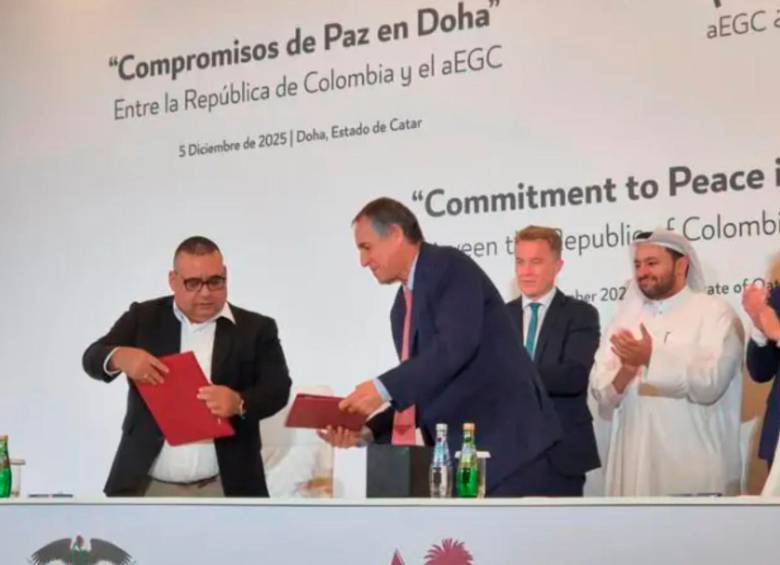 El jefe negociador del Clan del Golfo, Luis Pérez Castañeda (alias Jerónimo); y del Gobierno Álvaro Jiménez Millán. FOTO: Cortesía Presidencia