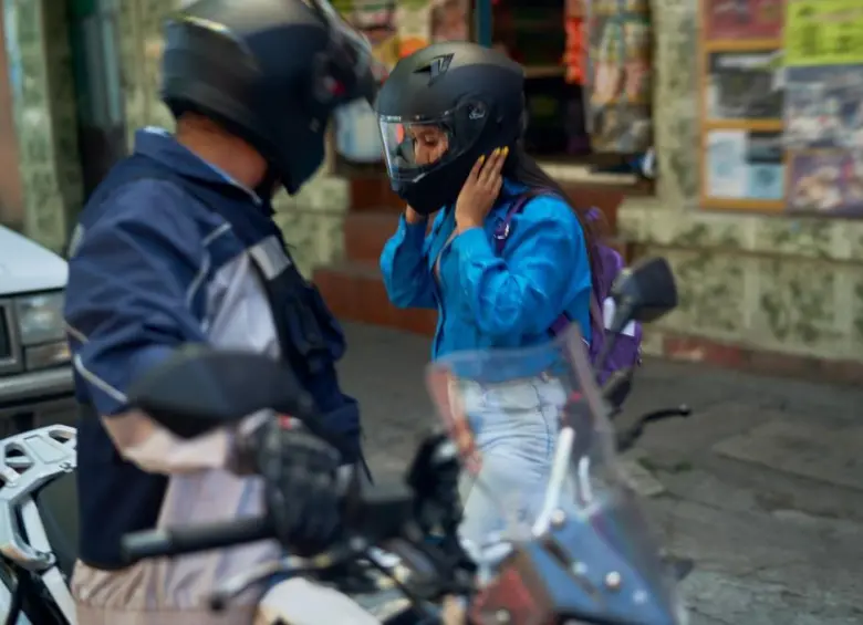 “Sentí un olor químico y me empecé a marear”: nueva modalidad de robo al usar casco de moto pedida por aplicación 