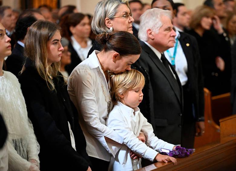 En la Catedral Primada, María Claudia Tarazona y su hijo, Alejandro, despidieron a Miguel Uribe. La tragedia de un país que vuelve a repetir su violencia. FOTO GETTY