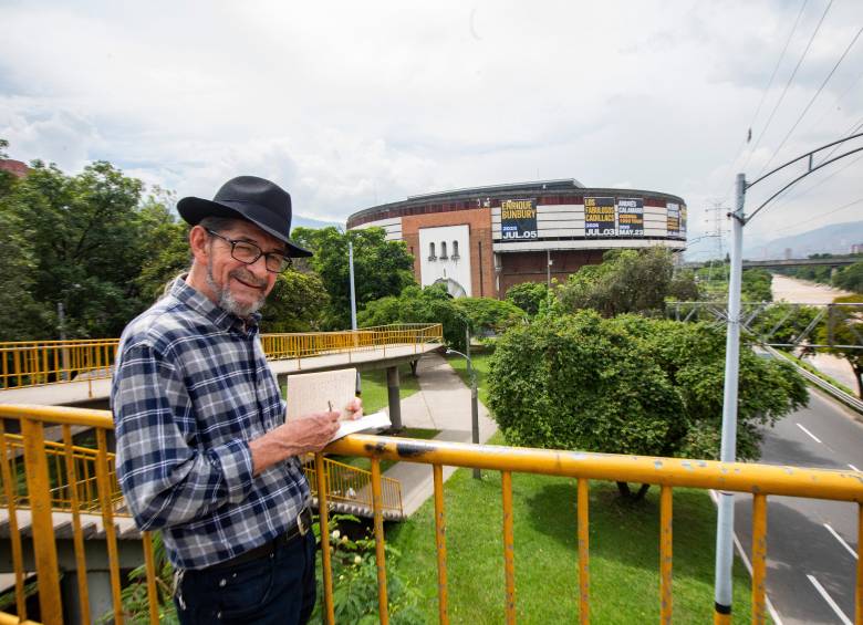 En uno de sus recorridos, Luis Alirio Calle muestra los lugares emblemáticos de la tragedia en la que sumieron los narcos a Medellín; sin embargo también mostrará las experiencias de resistencia desde los barrios y las instituciones. FOTO esneyder gutiérrez