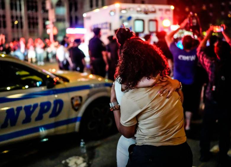El tirador fue asesinando a sus víctimas mientras ascendía hasta el piso 33 del rascacielos donde ocurrieron los hechos. FOTO: Tomada de X @NYCMayor