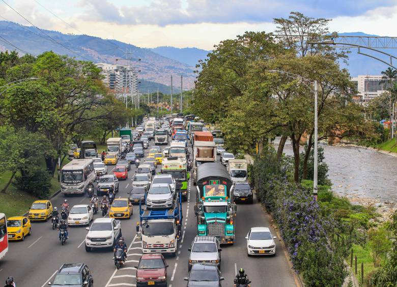 Una fila de vehículos se alarga hasta el horizonte en una de las vías principales de la ciudad. Foto: EL COLOMBIANO