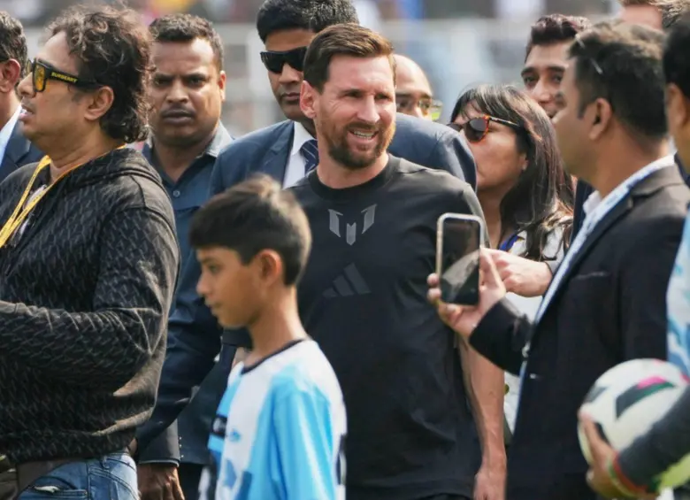 Así reaccionó Lionel Messi ante la multitud en el estadio de Calcuta, India. Foto: AFP