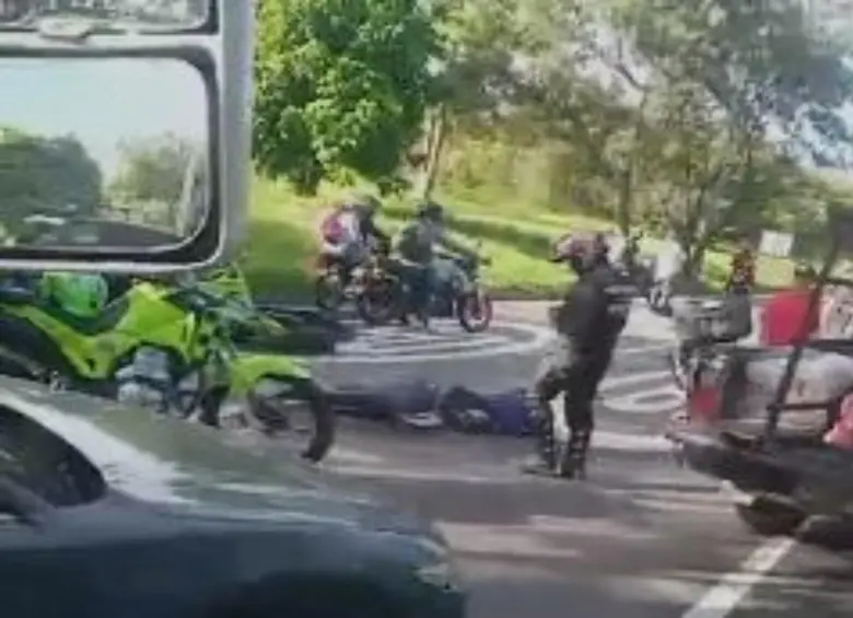 Imágenes del accidente en Sabaneta. FOTO: Cortesía Denuncias Antioquia