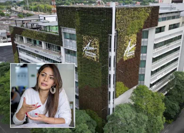 Adelante, la directora del Área Metropolitana del Aburrá, Paula Palacio Salazar. Atrás, fachada del edificio.Foto: Juan Antonio Sánchez Ocampo y cortesía.
