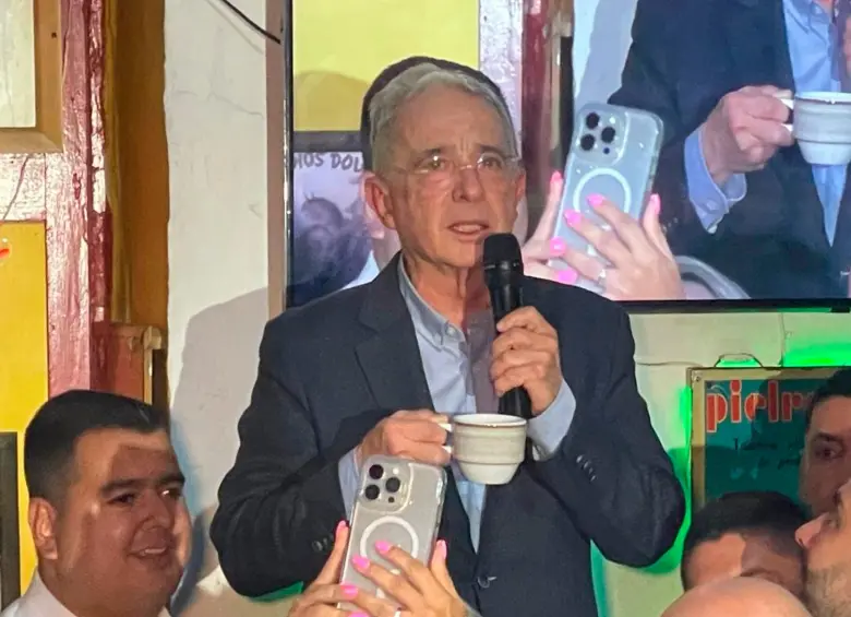 El expresidente Álvaro Uribe en la Tienda Tocayo, de Sabaneta. FOTO: Manuel Saldarriaga