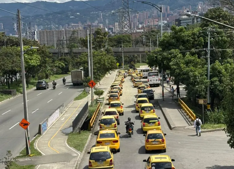 Manifestación de taxistas en Envigado. FOTO: Cortesía Denuncias Antioquia Manifestación de taxistas en Envigado. FOTO: Cortesía Denuncias Antioquia