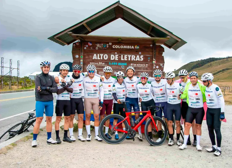 En el último ascenso al Alto de Letras, Daniel estuvo acompañado de sus amigos y patrocinadores que creyeron en él. Crédito: Cortesía @fotografoaltodeletras.