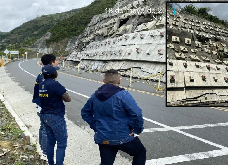 Técnicos del Dagran evalúan la estructura afectada en el municipio de Dabeiba. FOTO: Cortesía