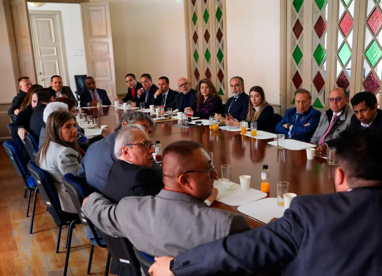 Benedetti se reunió con más de 30 líderes interreligiosos. El ministro sostuvo que la fe no es una concesión estatal, es un derecho fundamental. “Nos corresponde garantizar que toda persona pueda ejercer su fe sin coacción, sin obstáculos, sin miedo”, dijo. FOTO: MININTERIOR