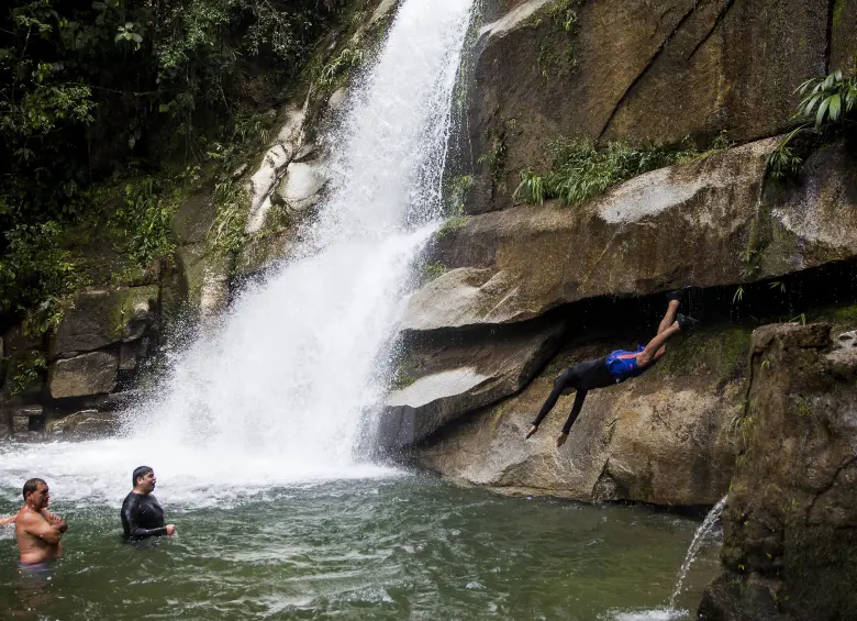 Parte de la riqueza natural que posee el municipio de San Carlos reside en sus charcos y cascadas. Foto: Julio César Herrera Echeverri.